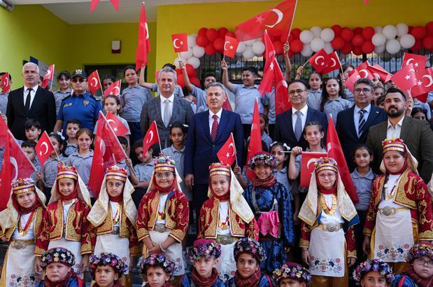 18 milyon öğrenci karne heyecanı yaşadı Türkiyeden renkli karne günü kareleri