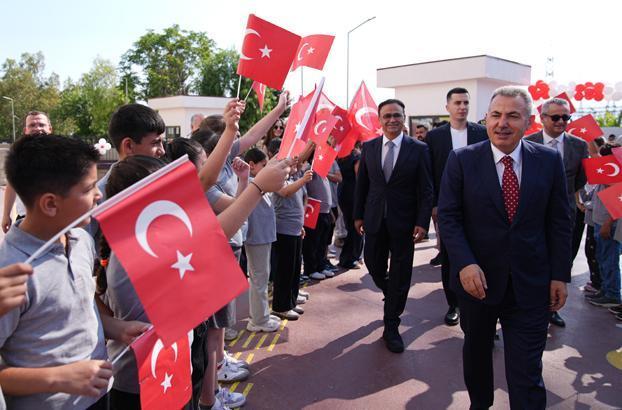 18 milyon öğrenci karne heyecanı yaşadı Türkiyeden renkli karne günü kareleri