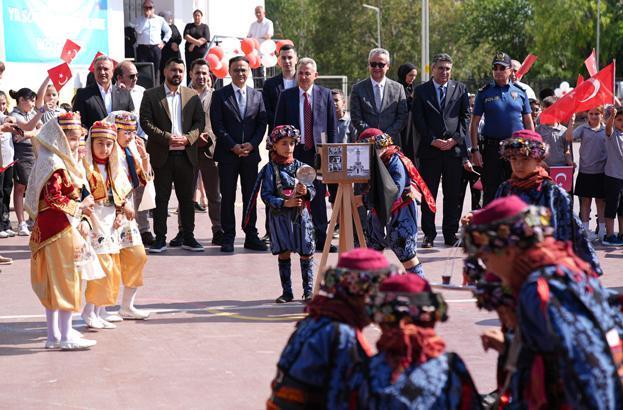 18 milyon öğrenci karne heyecanı yaşadı Türkiyeden renkli karne günü kareleri