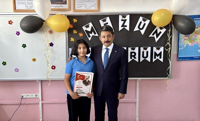 18 milyon öğrenci karne heyecanı yaşadı Türkiyeden renkli karne günü kareleri