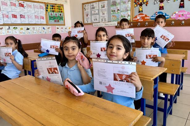 18 milyon öğrenci karne heyecanı yaşadı Türkiyeden renkli karne günü kareleri