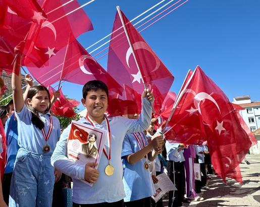 18 milyon öğrenci karne heyecanı yaşadı! Türkiye'den renkli karne günü kareleri