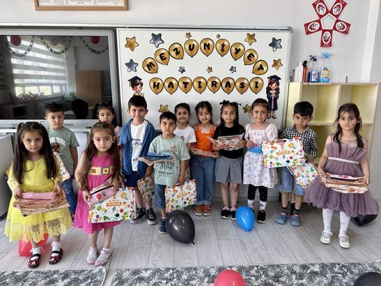 18 milyon öğrenci karne heyecanı yaşadı Türkiyeden renkli karne günü kareleri
