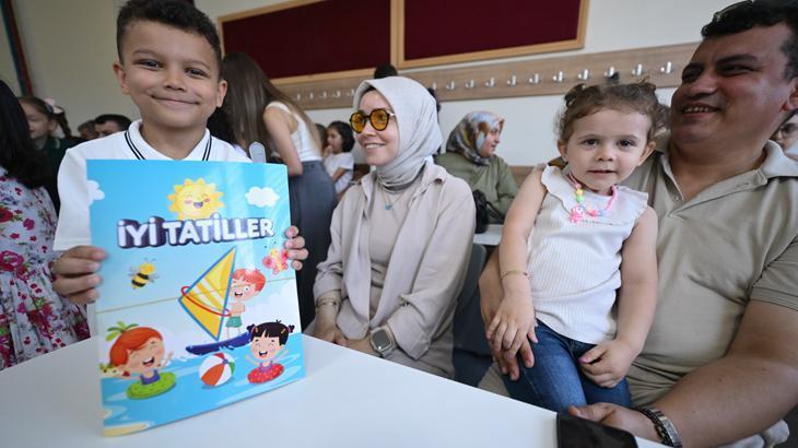 18 milyon öğrenci karne heyecanı yaşadı Türkiyeden renkli karne günü kareleri