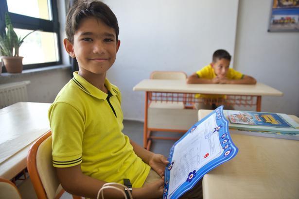 18 milyon öğrenci karne heyecanı yaşadı Türkiyeden renkli karne günü kareleri