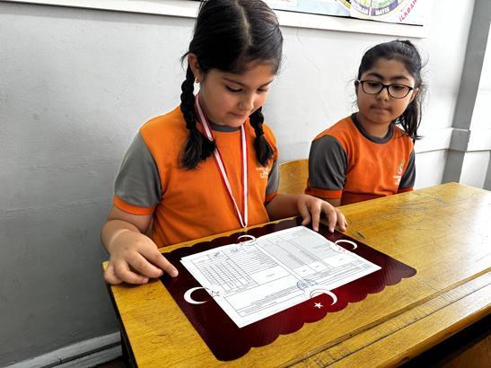 18 milyon öğrenci karne heyecanı yaşadı Türkiyeden renkli karne günü kareleri