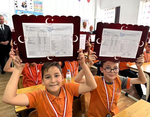 18 milyon öğrenci karne heyecanı yaşadı Türkiyeden renkli karne günü kareleri