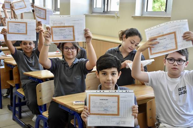 18 milyon öğrenci karne heyecanı yaşadı Türkiyeden renkli karne günü kareleri