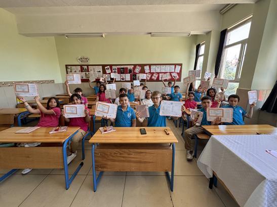 18 milyon öğrenci karne heyecanı yaşadı Türkiyeden renkli karne günü kareleri