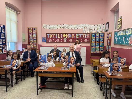 18 milyon öğrenci karne heyecanı yaşadı Türkiyeden renkli karne günü kareleri