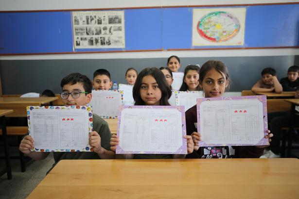 18 milyon öğrenci karne heyecanı yaşadı Türkiyeden renkli karne günü kareleri
