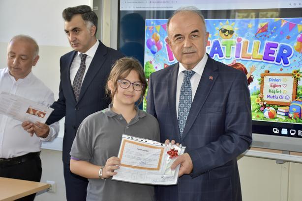 18 milyon öğrenci karne heyecanı yaşadı Türkiyeden renkli karne günü kareleri