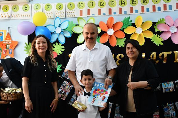 18 milyon öğrenci karne heyecanı yaşadı Türkiyeden renkli karne günü kareleri