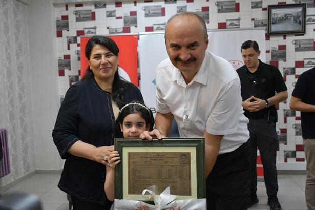 18 milyon öğrenci karne heyecanı yaşadı Türkiyeden renkli karne günü kareleri