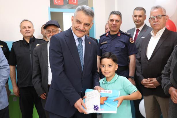 18 milyon öğrenci karne heyecanı yaşadı Türkiyeden renkli karne günü kareleri