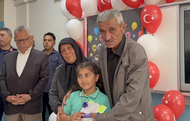 18 milyon öğrenci karne heyecanı yaşadı Türkiyeden renkli karne günü kareleri