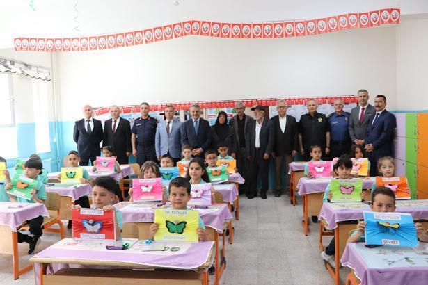 18 milyon öğrenci karne heyecanı yaşadı Türkiyeden renkli karne günü kareleri