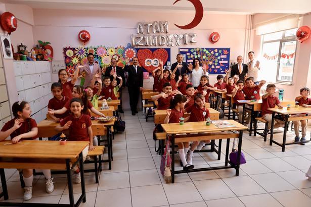 18 milyon öğrenci karne heyecanı yaşadı Türkiyeden renkli karne günü kareleri