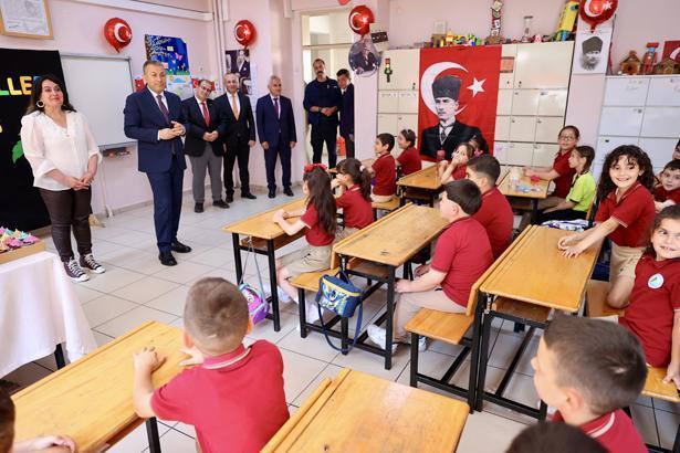 18 milyon öğrenci karne heyecanı yaşadı Türkiyeden renkli karne günü kareleri