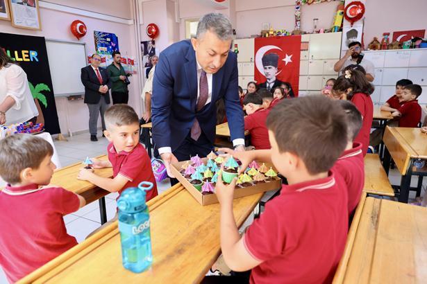 18 milyon öğrenci karne heyecanı yaşadı Türkiyeden renkli karne günü kareleri