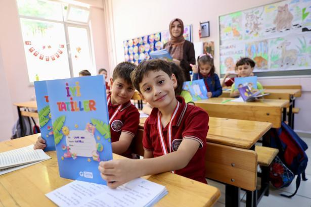 18 milyon öğrenci karne heyecanı yaşadı Türkiyeden renkli karne günü kareleri