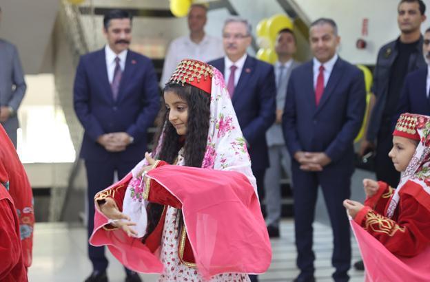 18 milyon öğrenci karne heyecanı yaşadı Türkiyeden renkli karne günü kareleri