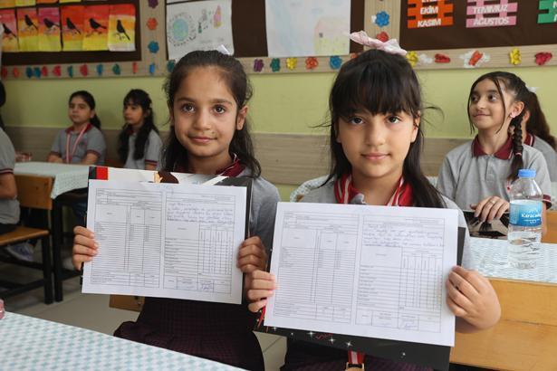 18 milyon öğrenci karne heyecanı yaşadı Türkiyeden renkli karne günü kareleri