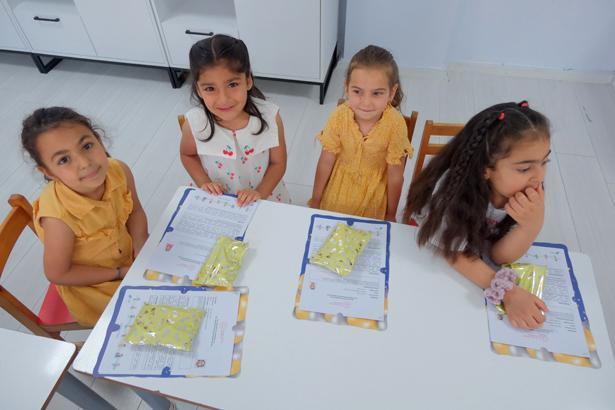 18 milyon öğrenci karne heyecanı yaşadı Türkiyeden renkli karne günü kareleri