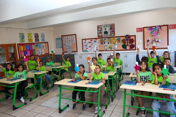 18 milyon öğrenci karne heyecanı yaşadı Türkiyeden renkli karne günü kareleri