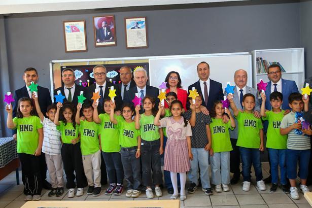 18 milyon öğrenci karne heyecanı yaşadı Türkiyeden renkli karne günü kareleri