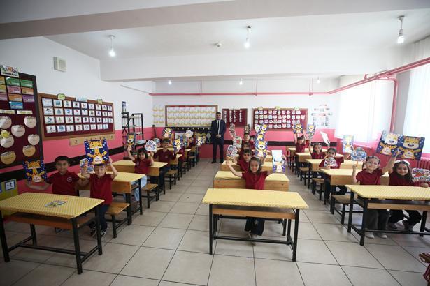 18 milyon öğrenci karne heyecanı yaşadı Türkiyeden renkli karne günü kareleri