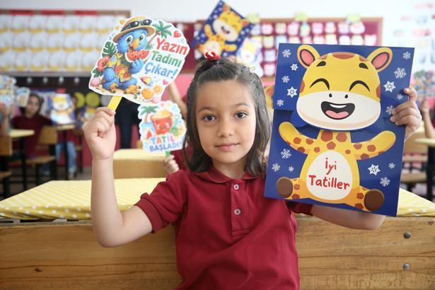 18 milyon öğrenci karne heyecanı yaşadı Türkiyeden renkli karne günü kareleri