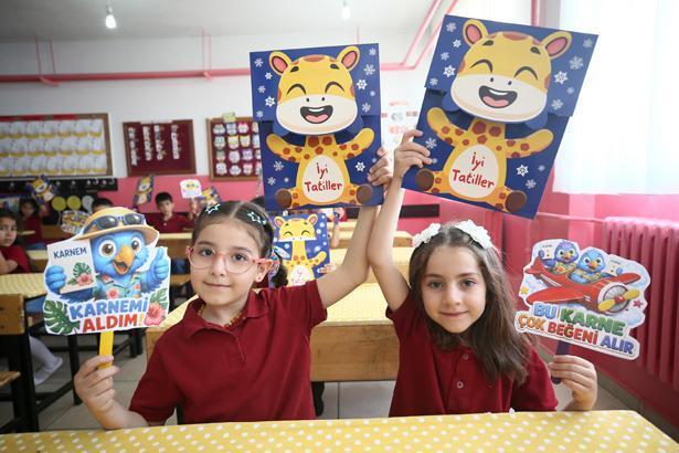 18 milyon öğrenci karne heyecanı yaşadı Türkiyeden renkli karne günü kareleri