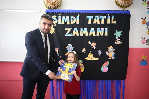 18 milyon öğrenci karne heyecanı yaşadı Türkiyeden renkli karne günü kareleri