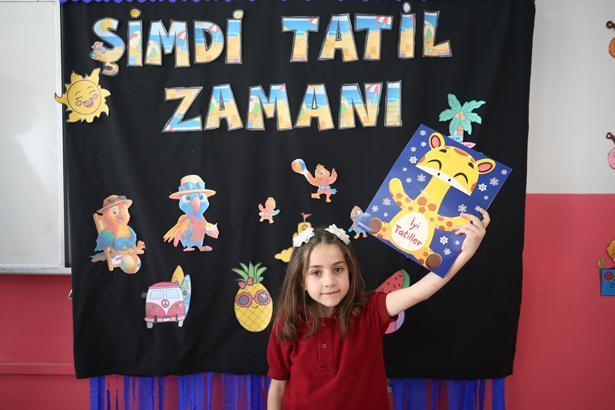 18 milyon öğrenci karne heyecanı yaşadı Türkiyeden renkli karne günü kareleri