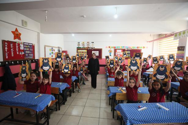18 milyon öğrenci karne heyecanı yaşadı Türkiyeden renkli karne günü kareleri