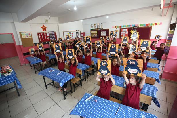 18 milyon öğrenci karne heyecanı yaşadı Türkiyeden renkli karne günü kareleri