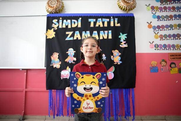 18 milyon öğrenci karne heyecanı yaşadı Türkiyeden renkli karne günü kareleri