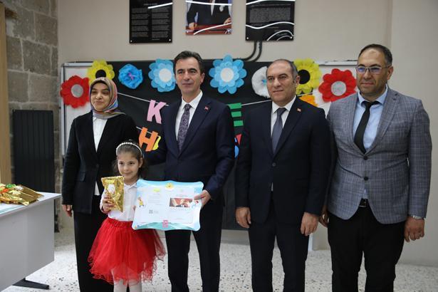 18 milyon öğrenci karne heyecanı yaşadı Türkiyeden renkli karne günü kareleri