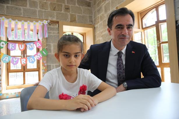 18 milyon öğrenci karne heyecanı yaşadı Türkiyeden renkli karne günü kareleri