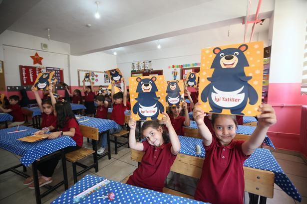 18 milyon öğrenci karne heyecanı yaşadı Türkiyeden renkli karne günü kareleri