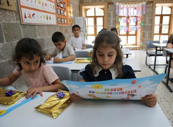 18 milyon öğrenci karne heyecanı yaşadı Türkiyeden renkli karne günü kareleri