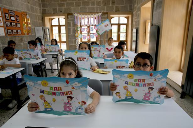 18 milyon öğrenci karne heyecanı yaşadı Türkiyeden renkli karne günü kareleri