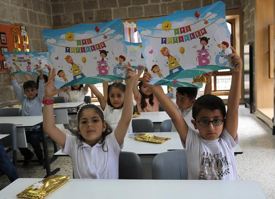 18 milyon öğrenci karne heyecanı yaşadı Türkiyeden renkli karne günü kareleri