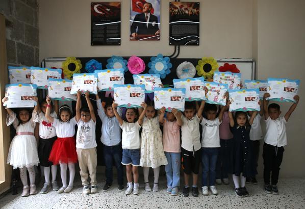 18 milyon öğrenci karne heyecanı yaşadı Türkiyeden renkli karne günü kareleri