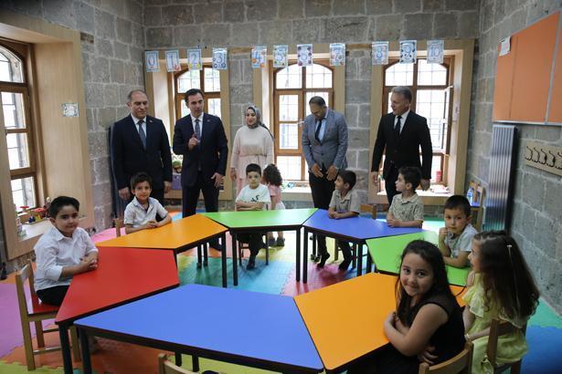 18 milyon öğrenci karne heyecanı yaşadı Türkiyeden renkli karne günü kareleri