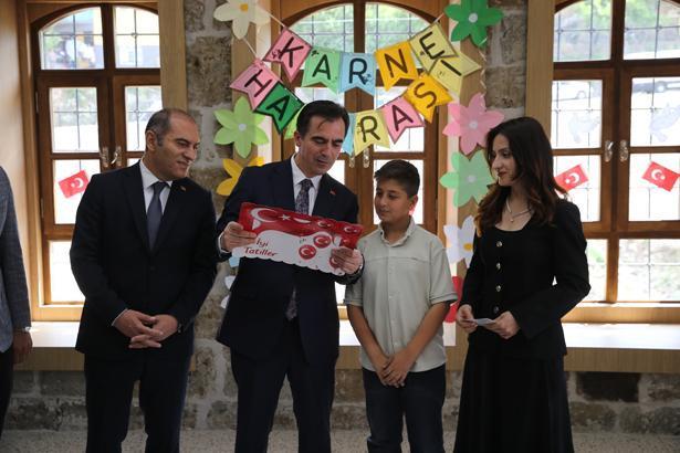 18 milyon öğrenci karne heyecanı yaşadı Türkiyeden renkli karne günü kareleri