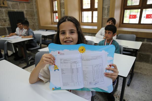 18 milyon öğrenci karne heyecanı yaşadı Türkiyeden renkli karne günü kareleri