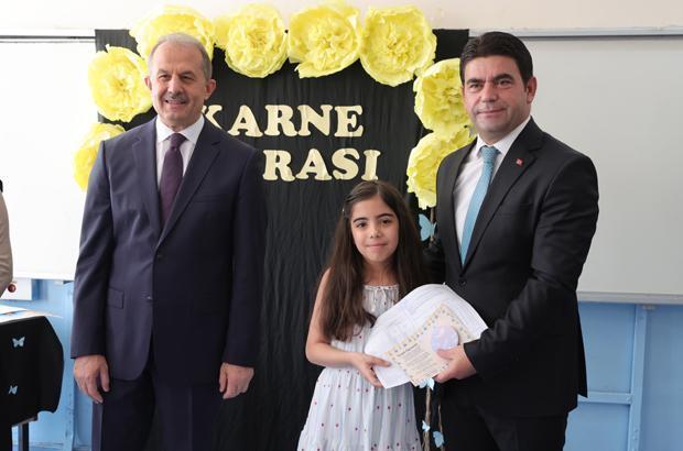 18 milyon öğrenci karne heyecanı yaşadı Türkiyeden renkli karne günü kareleri