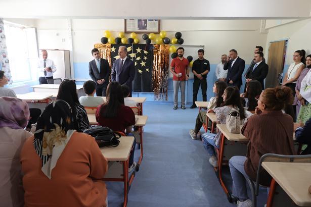 18 milyon öğrenci karne heyecanı yaşadı Türkiyeden renkli karne günü kareleri